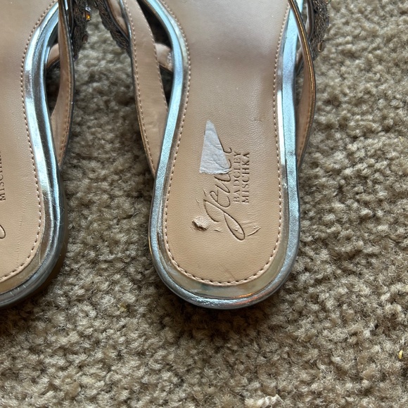 Badgley Mischka NWOT Jewel Collection Silver Sandals with Crystals Size 8.5 - Picture 5 of 7